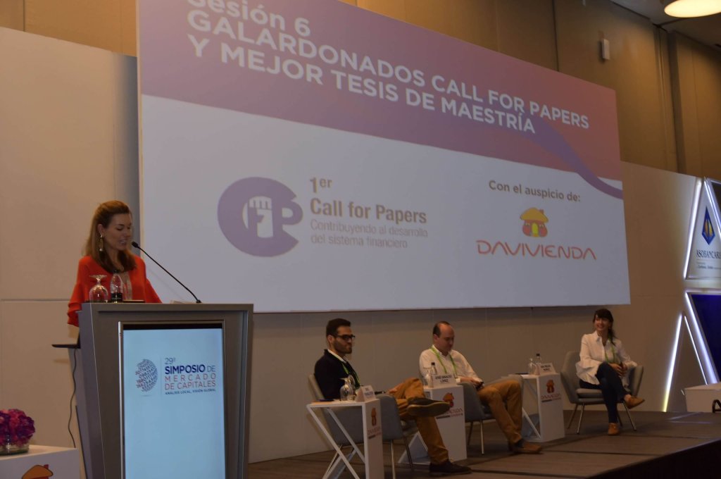 11. Entrega de reconocimientos a los ganadores del Call For Papers 2017 por parte de Marco Franco - Director de Tesorería de Davivienda