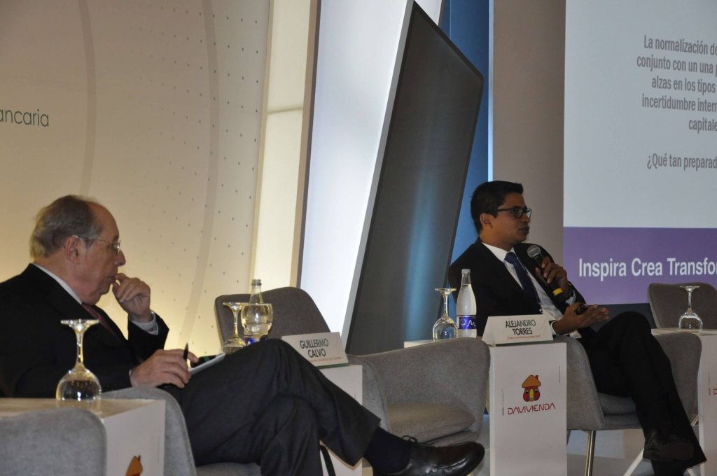 3. Guillermo Calvo y el profesor Alejandro Torres (EAFIT) desarrollando el conversatorio acerca de sudden stop e inflación.