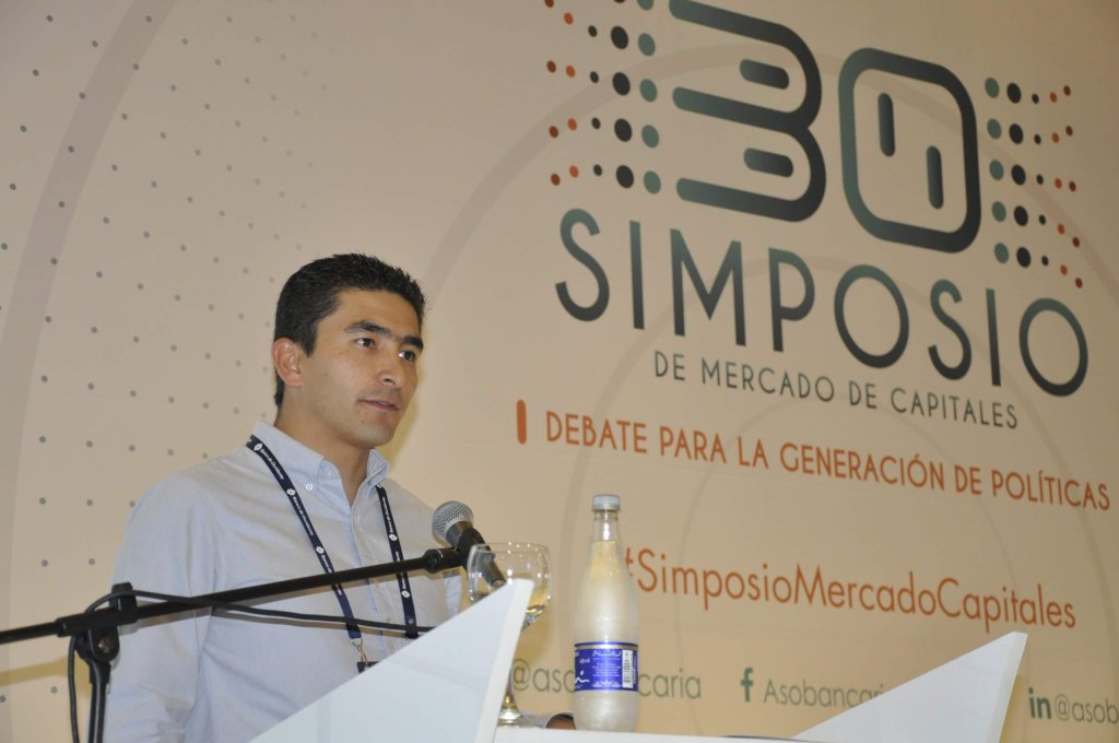 9. German Cristancho - Gerente de Investigaciones Económicas de Davivienda Corredores, a cargo de la entrega de reconocimientos.